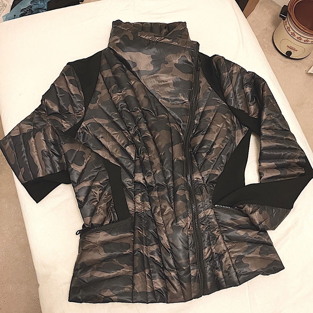 blanc noir Black Puffer Jacket with Shiny Quilted Fabric and Silver Zipper